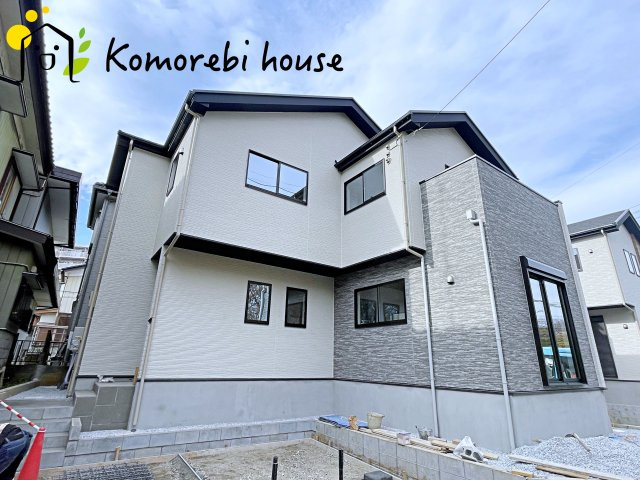 北足立郡伊奈町　20期　新築一戸建て　エルデ　02の外観|明るい色合いで統一された外観が魅力の新築住宅。シンプルながら存在感があり、帰宅時に気分が上がるデザインです。周辺環境とも調和し、落ち着いた街並みに映える一邸です。