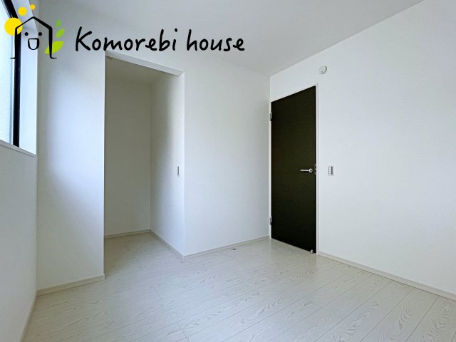 北足立郡伊奈町　20期　新築一戸建て　エルデ　02の子供部屋|日当たりがよく、机に向かう時間も自然とはかどる子ども部屋。寝る・学ぶ・遊ぶがコンパクトにまとまり、毎日の“小さな成長”を見守る空間です。