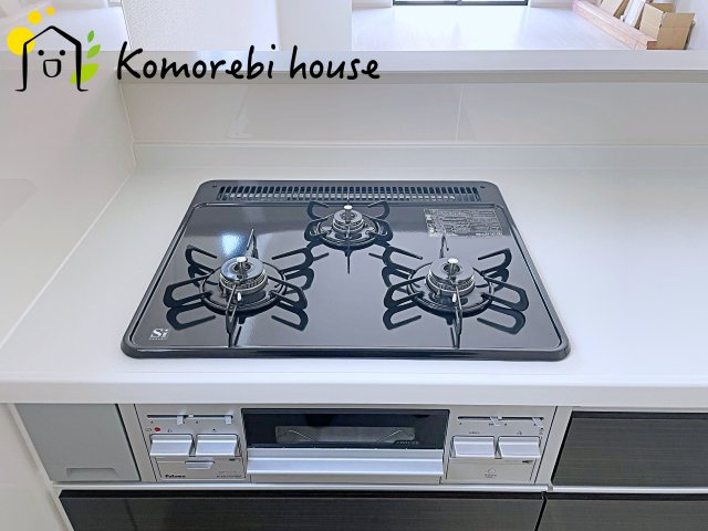 北足立郡伊奈町　20期　新築一戸建て　エルデ　02のキッチン|同時調理が叶う3口コンロと便利なグリル付き。忙しい朝のお弁当作りも、夕食の複数メニューもスムーズにこなせる頼れる設備です。