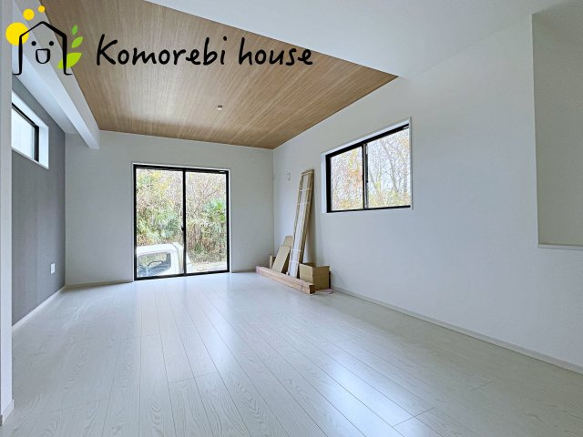 北足立郡伊奈町　20期　新築一戸建て　エルデ　02の居間・リビング|20帖以上の大空間LDK。開放感あふれるリビングで、家族の時間もゲストとの集いもゆったり楽しめます。