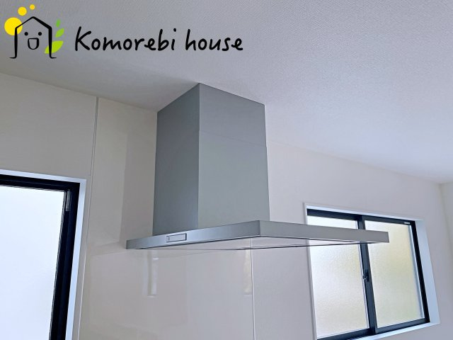 北足立郡伊奈町　20期　新築一戸建て　エルデ　02のキッチン|吸引力の高いレンジフードが煙や匂いを素早く排出。揚げ物や炒め物も気兼ねなくでき、リビングに匂いを残しません。