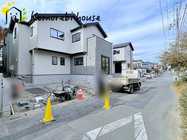 北足立郡伊奈町　20期　新築一戸建て　エルデ　02の前面道路含む現地写真|前面道路は決して広くないものの、交通量が少なく安心。落ち着いた住環境が、家族の日々の暮らしを支えます。