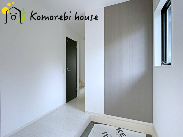 北足立郡伊奈町　20期　新築一戸建て　エルデ　02の玄関|明るく使いやすい玄関で、家族の生活をスムーズに。収納や導線も配慮された万能空間です。