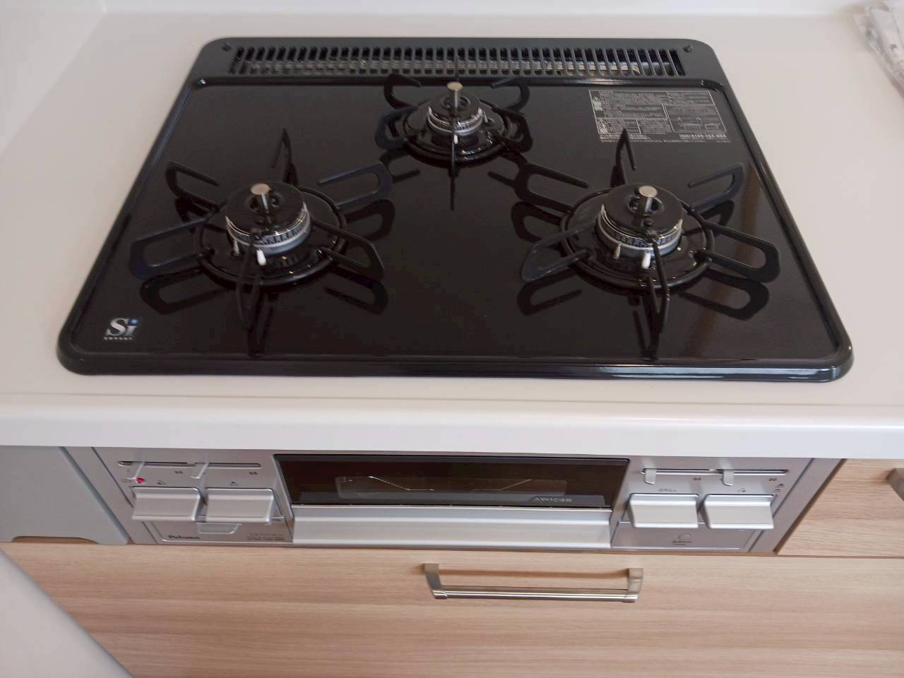 善通寺市原田町　リフォーム戸建のキッチン|コンロはビルトインコンロ幅６００ｍｍタイプを設置します。全口Ｓｉセンサー搭載なのでバーナーの温度センサーが料理の焦げ付きを感知して自動消火してくれる「焦げ付き消火機能」付きです。