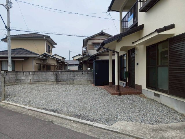 善通寺市原田町　リフォーム戸建の駐車場|駐車場は、縦並列3台停められます。一部兵の撤去を行いましたので、駐車がしやすいです。