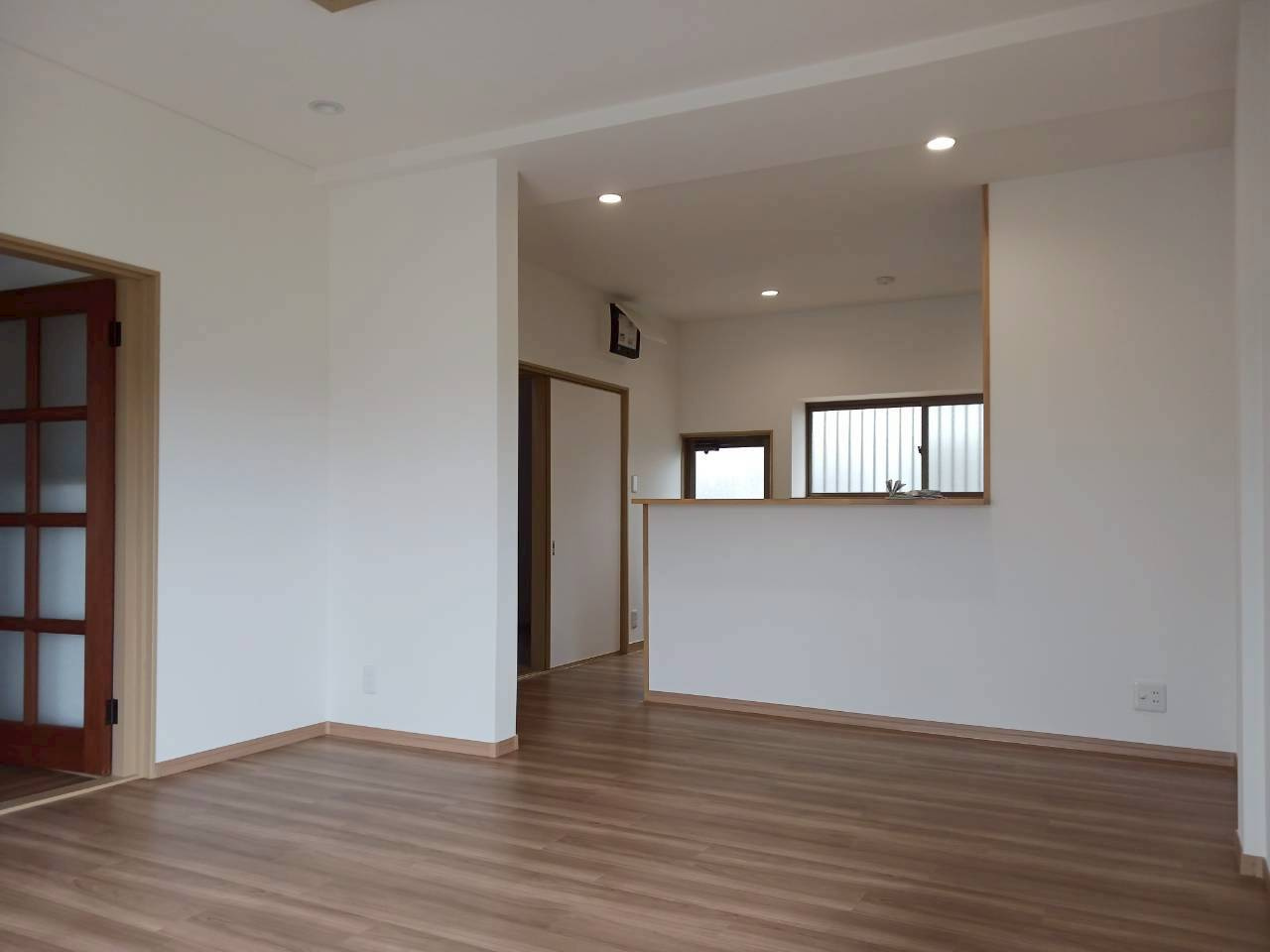 善通寺市原田町　リフォーム戸建の居間・リビング|約16帖のLDKです。天井・壁のクロス張替え、床材の重ね張りを行いました。