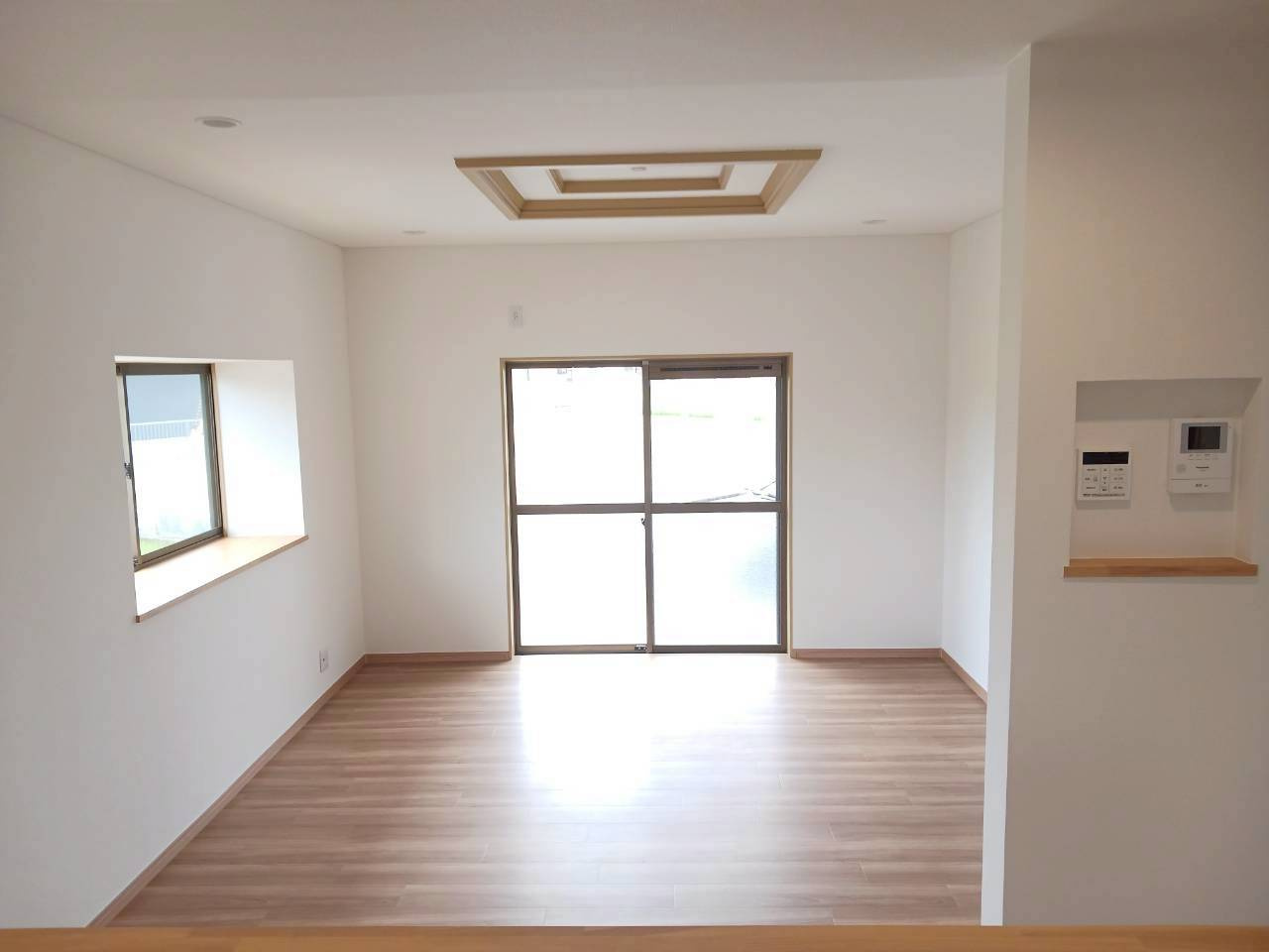 善通寺市原田町　リフォーム戸建の居間・リビング|）約16帖のLDKです。天井・壁のクロス張替え、床材の重ね張りを行いました。