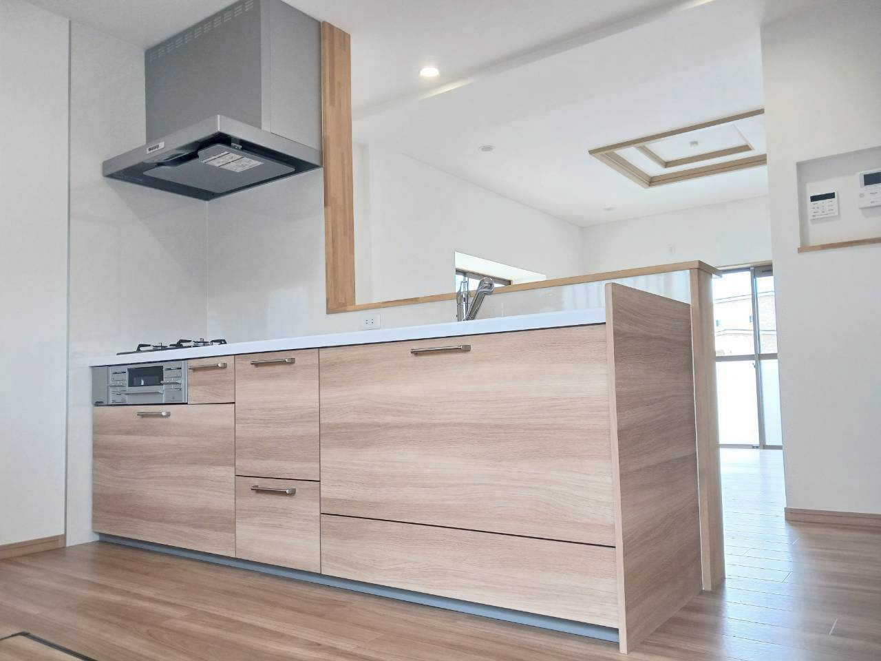 善通寺市原田町　リフォーム戸建のキッチン|キッチンは新品に交換しました。幅2.55ｍの広々としたワークトップで、お手伝いをしてもらってもスペースに余裕がありますよ。週末は親子やご夫婦でお料理してみては。