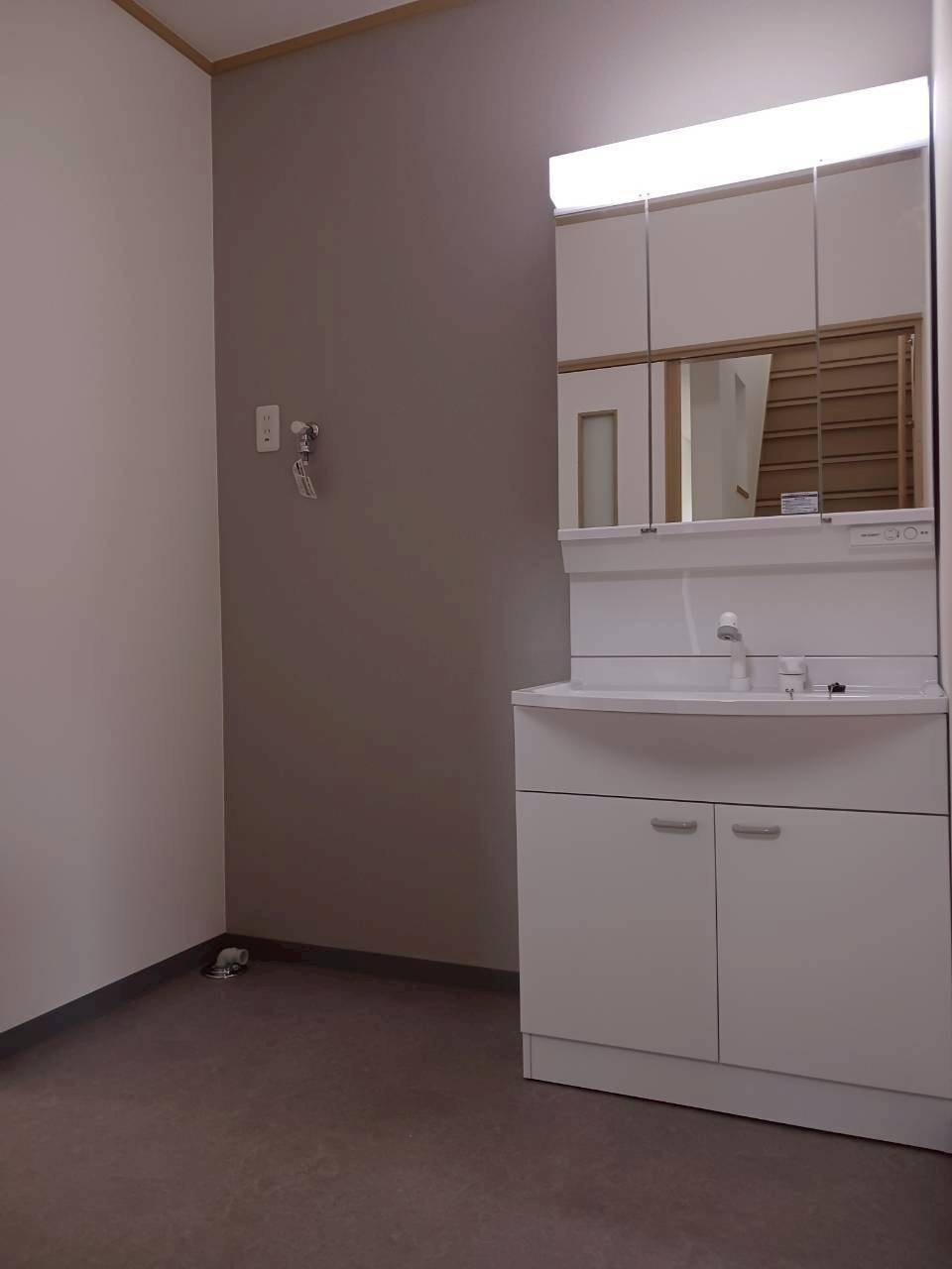 善通寺市原田町　リフォーム戸建の独立洗面台|洗面台は三面鏡付きを新設しました。鏡裏に収納スペースがあります。扉を閉じると三枚の鏡がフラットになりますので大きな一面鏡としても使えますよ。