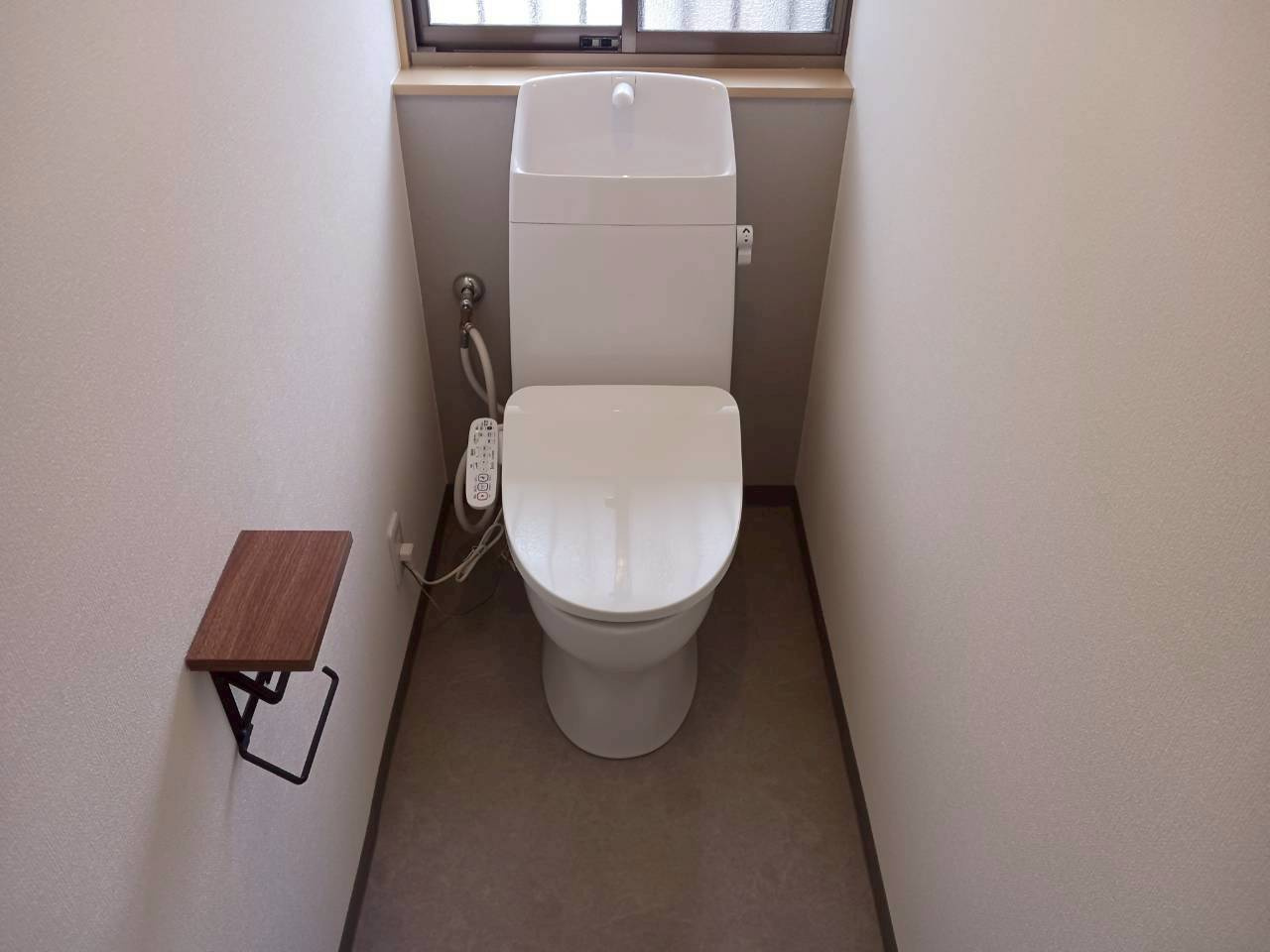 善通寺市原田町　リフォーム戸建のトイレ|温水洗浄機付便器に交換し、天井・壁はクロスを貼り替え、床はクッションフロア貼りにしました。便座は温度調整ができるので、寒い冬場でも温かく利用できます。