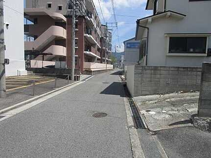 広島市安佐南区西原８丁目の前面道路含む現地写真