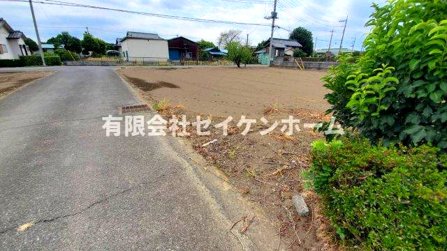 熊谷市西別府　売地の前面道路含む現地写真