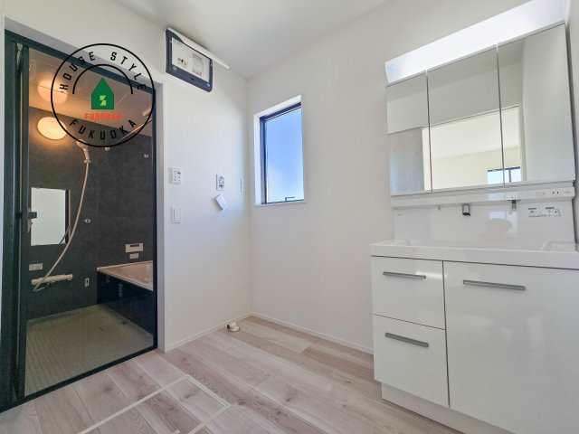 大野城市南ヶ丘6丁目第3-4棟（1号棟）の脱衣所|ゆとりの洗面スペースで朝の身支度もスムーズに。暮らしを快適に変えるシャワー付洗面台です！