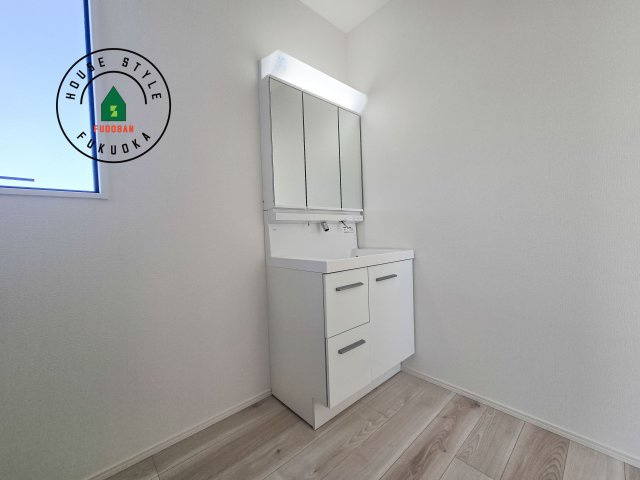 大野城市南ヶ丘6丁目第3-4棟（1号棟）の独立洗面台|毎日使うものだから清潔な空間を保ちたい水回り。洗面にはそんな願いを解消させてくれる収納アイデアが満載です。三面鏡の裏側にはキャビネットが現れ小物から背の高い物まで収納できます。