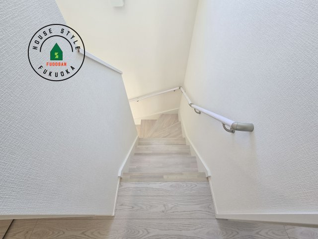 大野城市南ヶ丘6丁目第3-4棟（1号棟）の内装|階段からも明るい光が入ります。採光や通風も階段の重要な役割です。