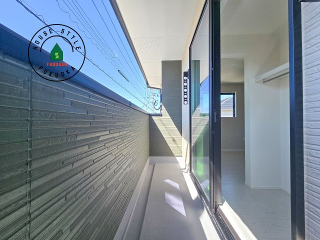 大野城市南ヶ丘6丁目第3-4棟（1号棟）のバルコニー|風をしっかりと感じられるバルコニーでは、毎日が洗濯日和です。広々としているので洗濯も楽しくなるでしょうし、気分転換にバルコニーからの眺めを楽しむのもいいでしょう。