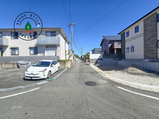 大野城市南ヶ丘6丁目第3-4棟（1号棟）の前面道路含む現地写真|前面道路は閑静な住宅地をはしる車通りの少ない道路。お車の出し入れが苦手なママや小さなお子様にも安心ですね。しっかり舗装もされているので、ベビーカーや自転車で通っても快適に通行できます。