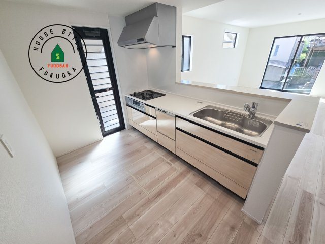 大野城市南ヶ丘6丁目第3-4棟（1号棟）のキッチン|ダイニングテーブルへの配膳がラクラク、お料理はかどるカウンター付きシステムキッチン！