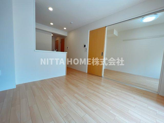 ウイングパークコート（Wing Park Court）の居間・リビング|１０．８帖のリビングルームで隣は４．９帖の洋室です＊