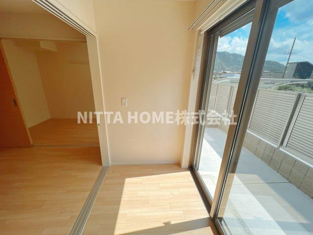 ウイングパークコート（Wing Park Court）の居間・リビング|１．７帖のインナーバルコニーです◎