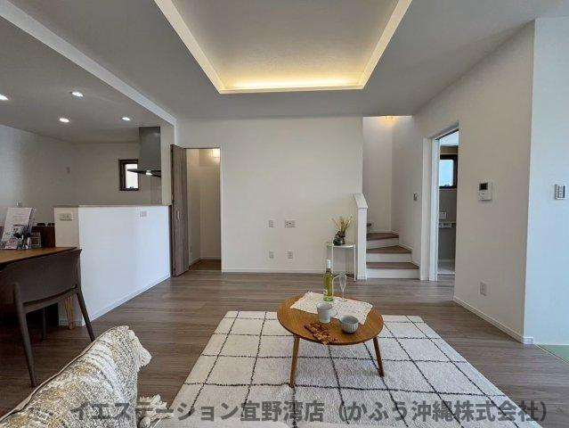 クローバーエース北谷桑江Ⅳ　1号棟の居間・リビング|現在建設中の為、掲載している写真は同施工会社による過去の施工事例です。