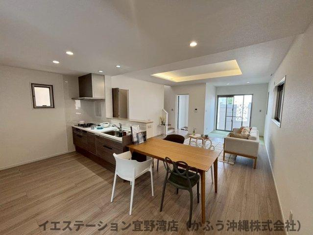 クローバーエース北谷桑江Ⅳ　1号棟の居間・リビング|現在建設中の為、掲載している写真は同施工会社による過去の施工事例です。