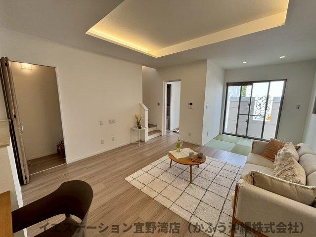 クローバーエース北谷桑江Ⅳ　1号棟の居間・リビング|現在建設中の為、掲載している写真は同施工会社による過去の施工事例です。