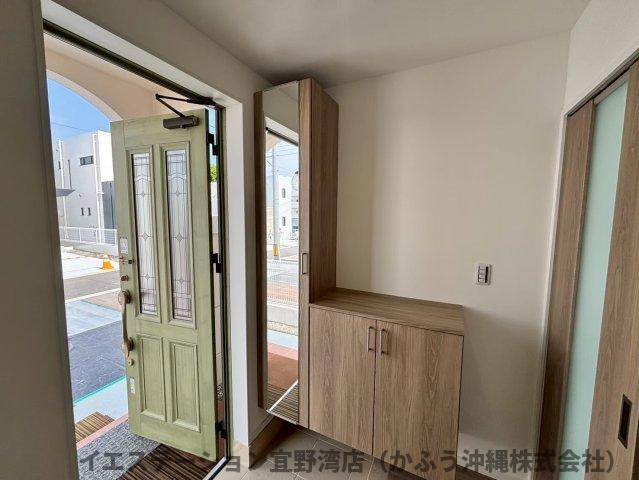 クローバーエース北谷桑江Ⅳ　1号棟の玄関|現在建設中の為、掲載している写真は同施工会社による過去の施工事例です。