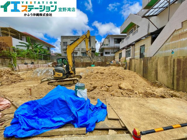 クローバーエース北谷桑江Ⅳ　1号棟の前面道路含む現地写真