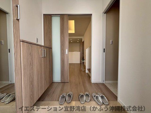 クローバーエース北谷桑江Ⅳ　1号棟の玄関|現在建設中の為、掲載している写真は同施工会社による過去の施工事例です。