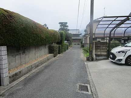 広島市安佐南区川内６丁目　中古一戸建ての前面道路含む現地写真