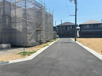 【前面道路含む現地写真】 | 1号棟・5号棟の西側前面道路