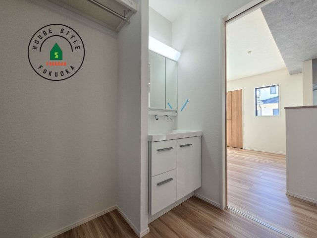 大野城市南ヶ丘6丁目第3-4棟（3号棟）の独立洗面台|毎日使うものだから清潔な空間を保ちたい水回り。洗面にはそんな願いを解消させてくれる収納アイデアが満載です。三面鏡の裏側にはキャビネットが現れ小物から背の高い物まで収納できます。