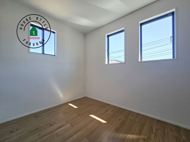 大野城市南ヶ丘6丁目第3-4棟（3号棟）の子供部屋|柔らかい陽光が差し込む明るいお部屋を演出する設計。彩光の取れる窓が気持ちの良いお部屋を創り上げます。