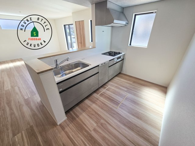 大野城市南ヶ丘6丁目第3-4棟（3号棟）のキッチン|ダイニングテーブルへの配膳がラクラク、お料理はかどるカウンター付きシステムキッチン！