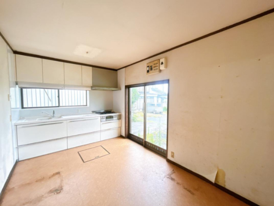 北茨城市中郷町足洗　中古戸建のキッチン|広々とした作業スペースなので休日はお子様と一緒に並んでご飯を作るのも楽しそうですね♪