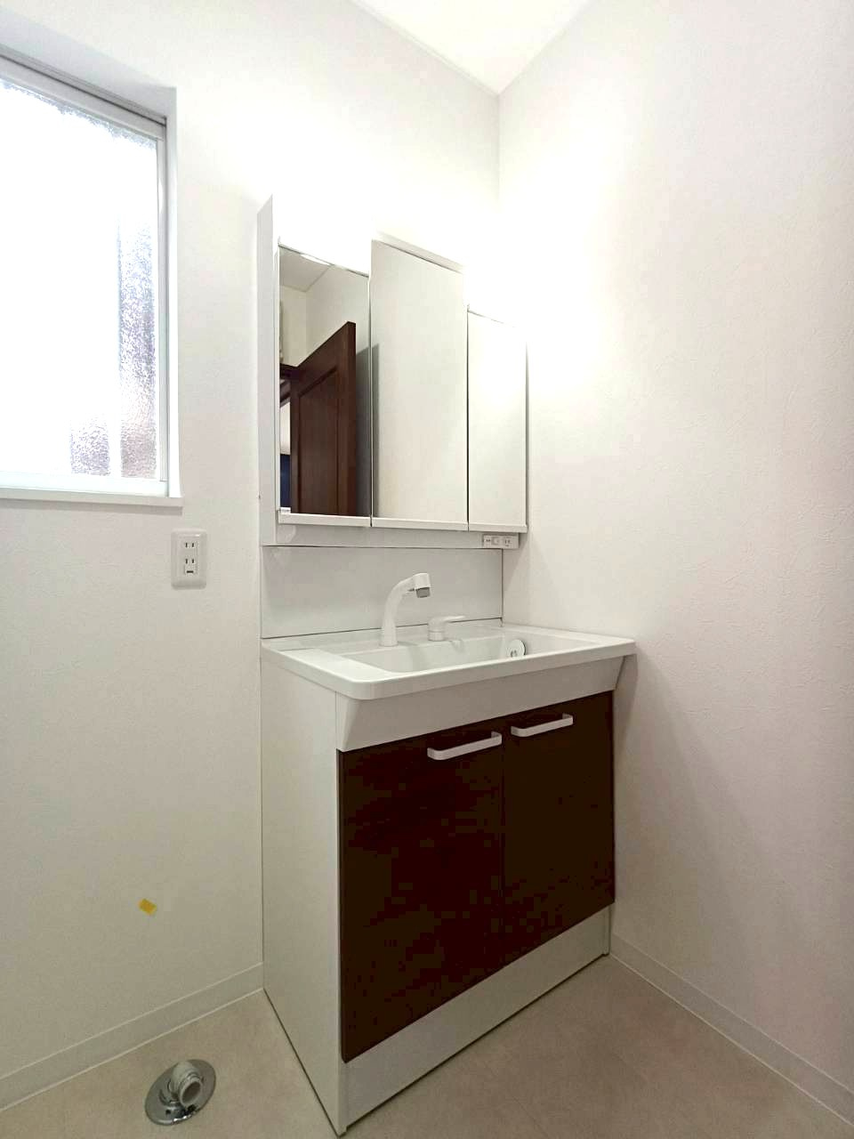 北葛飾郡松伏町　大字松伏　　中古戸建の洗面所|三面鏡の裏にしっかり収納スペース。タオルや小物も片付き、朝の支度も快適に。