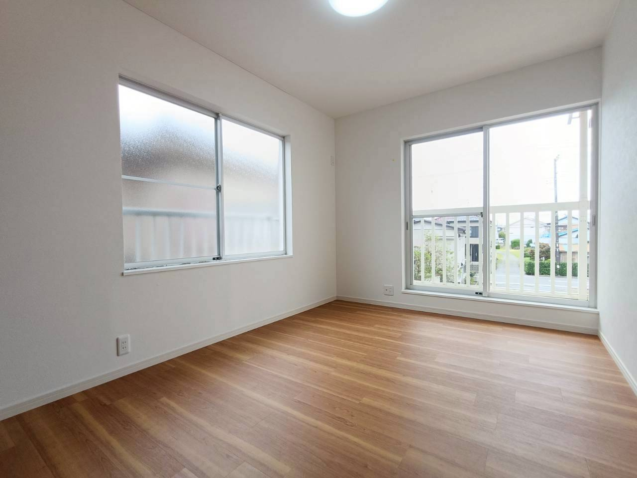 北葛飾郡松伏町　大字松伏　　中古戸建の洋室|2面採光で光と風を感じられる居室。朝は爽やかに、夜は落ち着いて過ごせる快適なプライベート空間です。