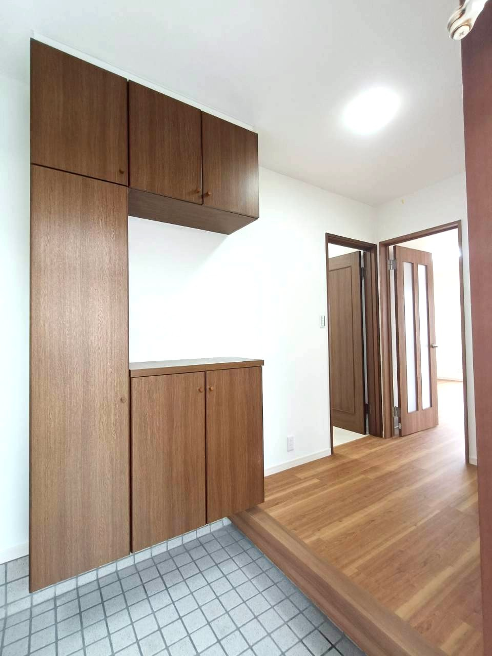 北葛飾郡松伏町　大字松伏　　中古戸建の玄関|すっきり整った玄関は、暮らしをスマートにしてくれる頼れる存在です。清潔感もばっちり。
 9. 雑貨やお