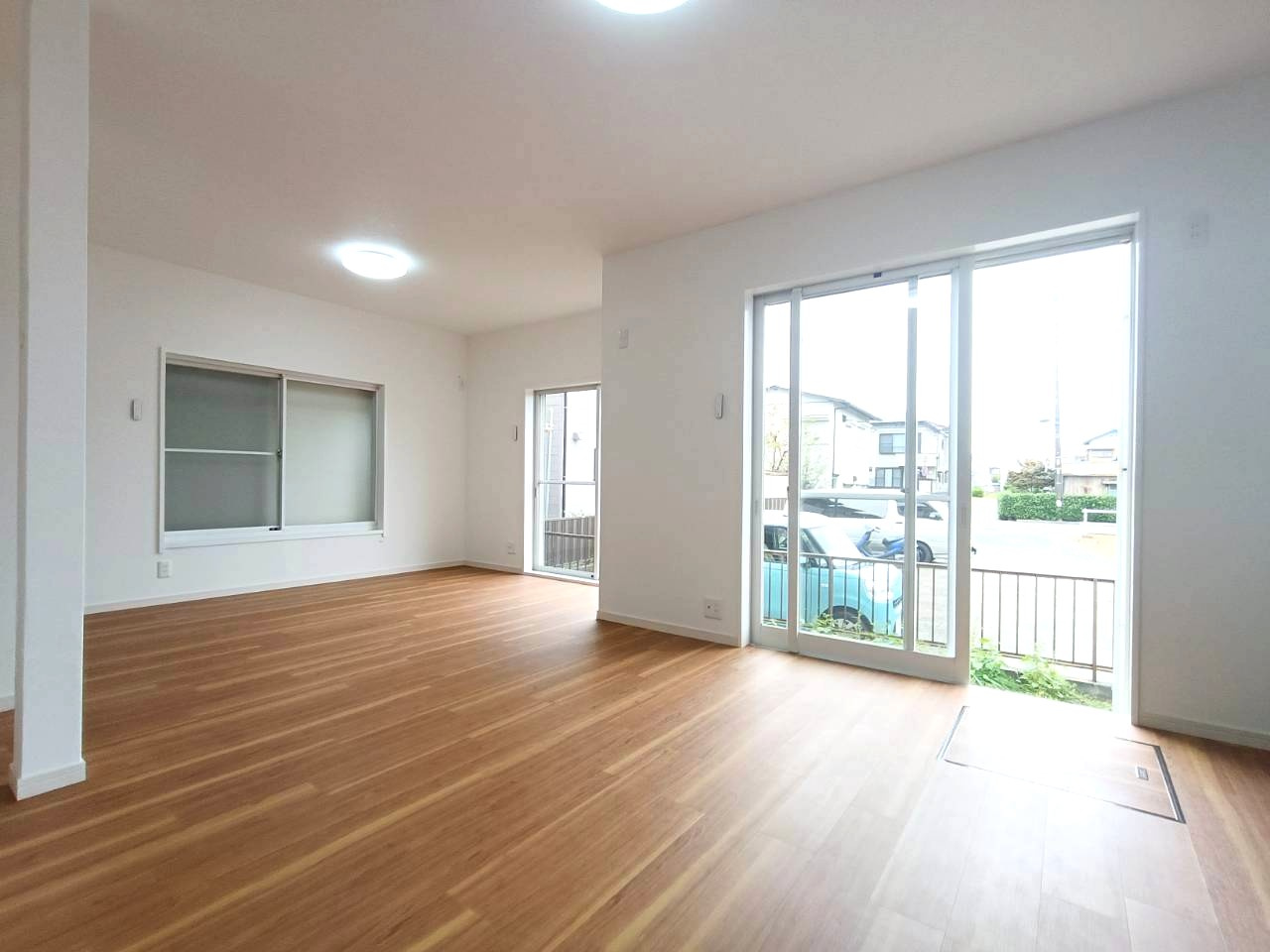 北葛飾郡松伏町　大字松伏　　中古戸建の居間・リビング|使いやすい居間です