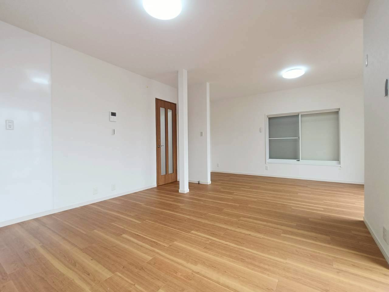 北葛飾郡松伏町　大字松伏　　中古戸建の居間・リビング|窓から降り注ぐやわらかな光に包まれ、家族が心からリラックスできる開放的なリビングです。