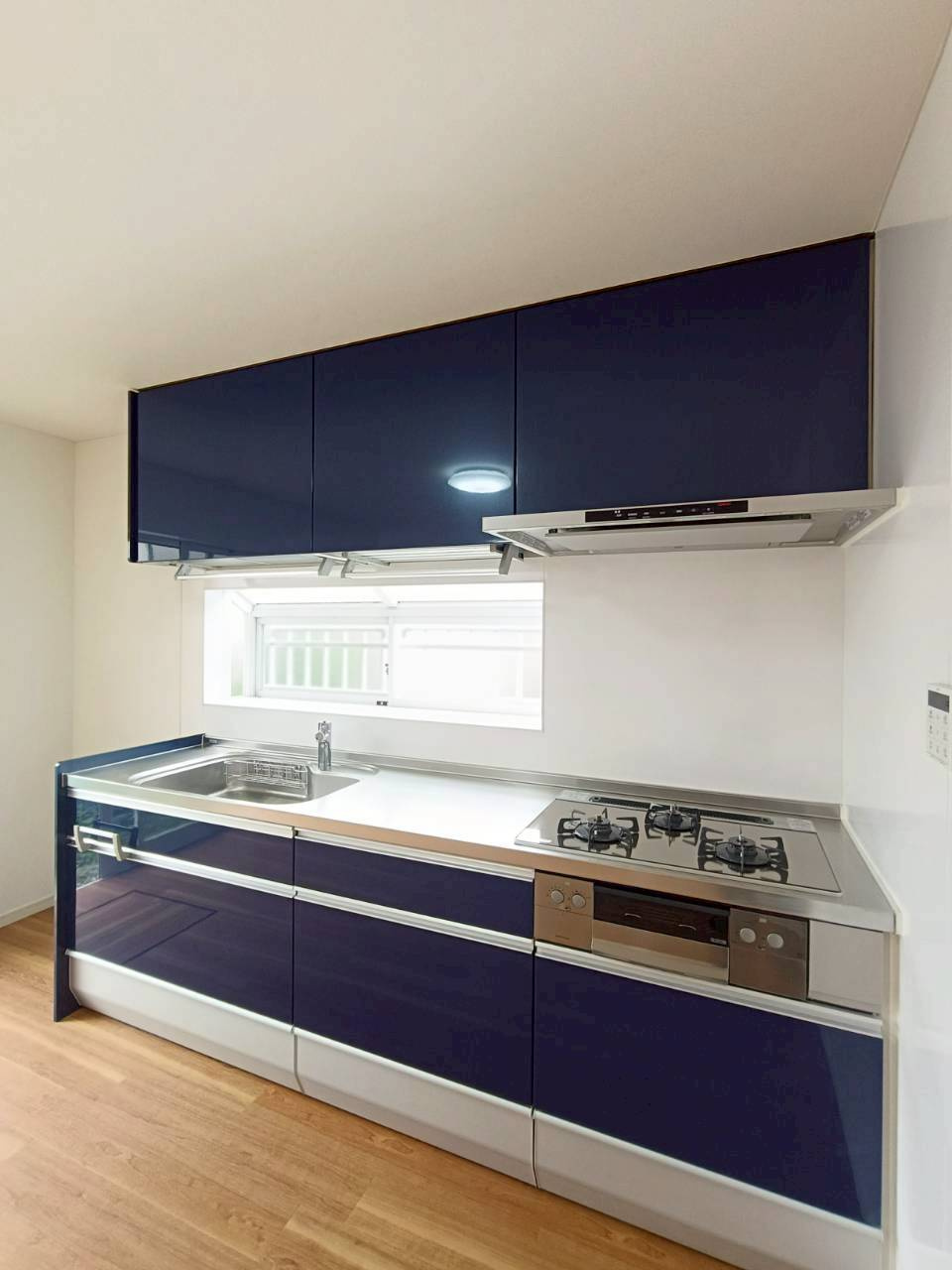 北葛飾郡松伏町　大字松伏　　中古戸建のキッチン|大容量収納のシステムキッチンで、大きなお鍋や調理器具もすっきり。料理が楽しくなる工夫が詰まっています♪