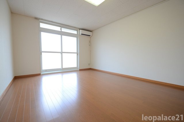 【居間・リビング】 | レオパレス英（ＨＡＮＡＢＵＳＡ） | 設備・使用は号室により異なる為、現況を優先致します。