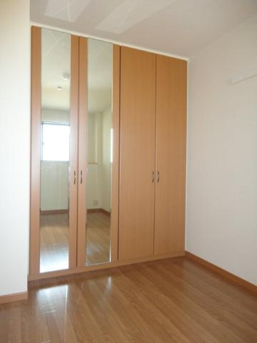 【収納】 | コンフォートヒルズ | 鏡付きクローゼット