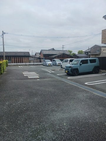 カロスアンセ弐番館の駐車場