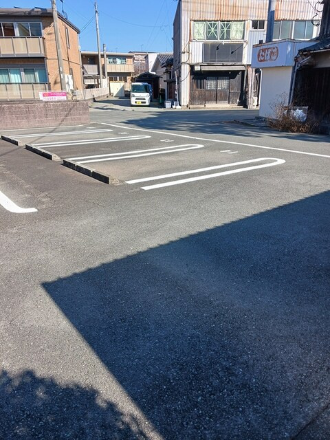 アルハンブラ二番館の駐車場