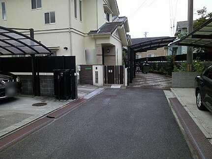 広島市佐伯区坪井２丁目　中古一戸建ての前面道路含む現地写真