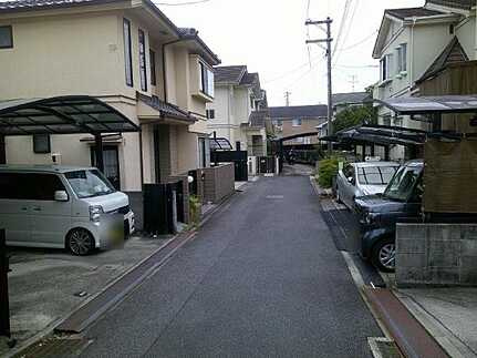 広島市佐伯区坪井２丁目　中古一戸建ての前面道路含む現地写真