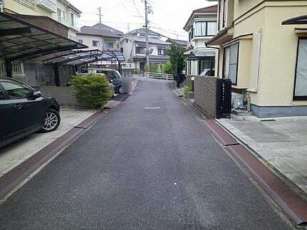 広島市佐伯区坪井２丁目　中古一戸建ての前面道路含む現地写真