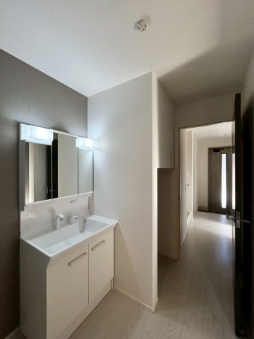 ーBloomーブルームー小倉北区三郎丸3丁目2期　【小倉北区　新築戸建て】の独立洗面台|洗面脱衣所には玄関から一直線♪